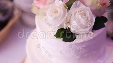 特写，雪白奶油<strong>三层蛋糕</strong>，装饰玫瑰花.. 传统婚礼蛋糕，婚礼传统